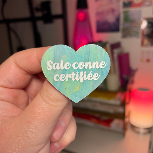 [Contrôle technique] Broche "Sale conne certifiée" en acrylique marbrée bleue et jaune à paillettes