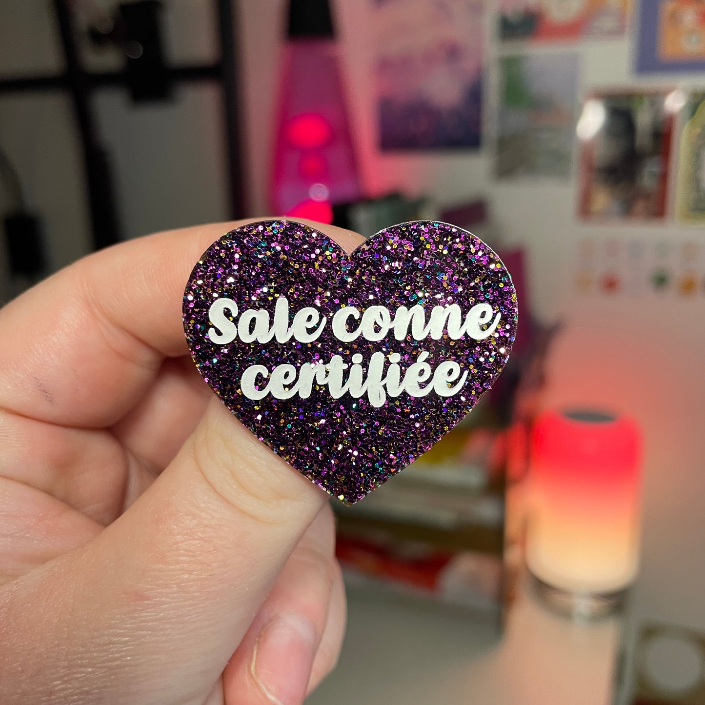 [Contrôle technique] Broche "Sale conne certifiée" en acrylique à paillettes violettes