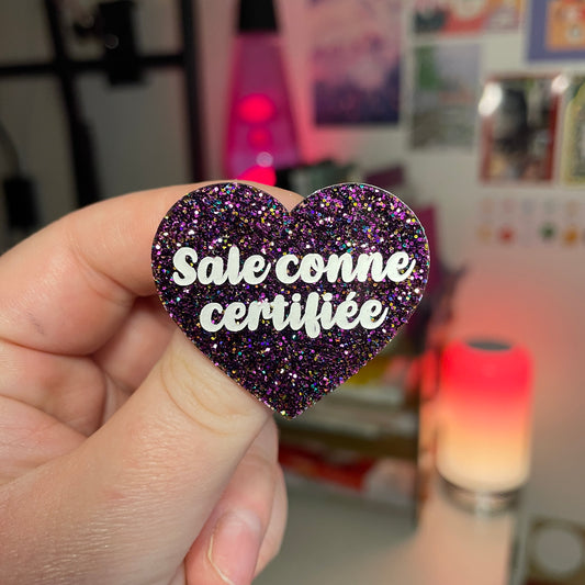 [Contrôle technique] Broche "Sale conne certifiée" en acrylique à paillettes violettes