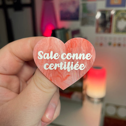 [Contrôle technique] Broche "Sale conne certifiée" en acrylique marbrée rouge et rose à paillettes