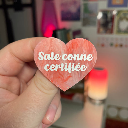 [Contrôle technique] Broche "Sale conne certifiée" en acrylique marbrée rouge et rose à paillettes
