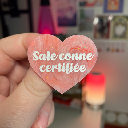 [Contrôle technique] Broche "Sale conne certifiée" en acrylique marbrée rouge et rose à paillettes