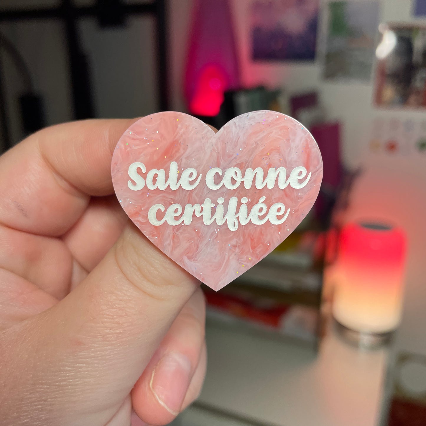 [Contrôle technique] Broche "Sale conne certifiée" en acrylique marbrée rouge et rose à paillettes