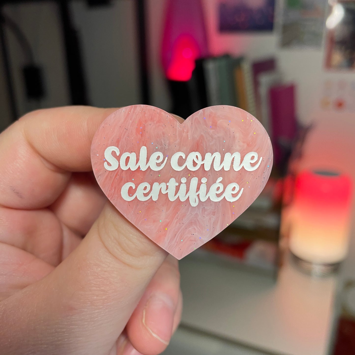 [Contrôle technique] Broche "Sale conne certifiée" en acrylique marbrée rouge et rose à paillettes