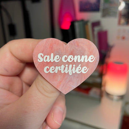 [Contrôle technique] Broche "Sale conne certifiée" en acrylique marbrée rouge et rose à paillettes