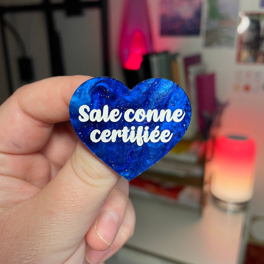[Contrôle technique] Broche "Sale conne certifiée" en acrylique marbrée bleue à paillettes