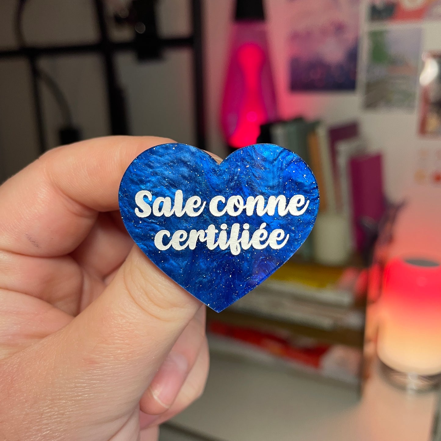 [Contrôle technique] Broche "Sale conne certifiée" en acrylique marbrée bleue à paillettes