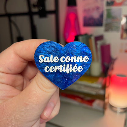 [Contrôle technique] Broche "Sale conne certifiée" en acrylique marbrée bleue à paillettes