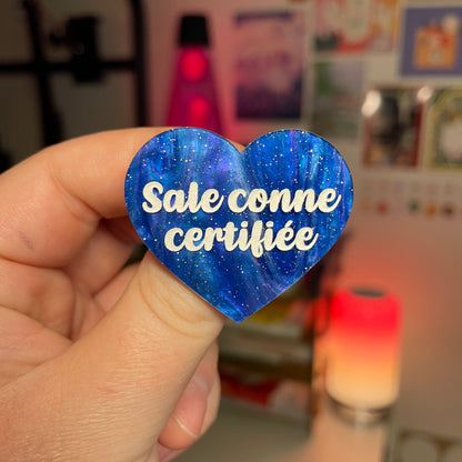 [Contrôle technique] Broche "Sale conne certifiée" en acrylique marbrée bleue à paillettes