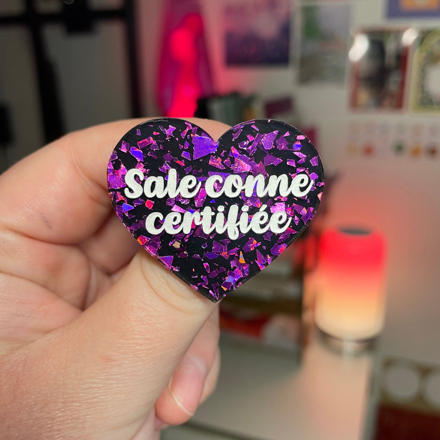 [Contrôle technique] Broche "Sale conne certifiée" en acrylique noire avec des éclats de confettis violets