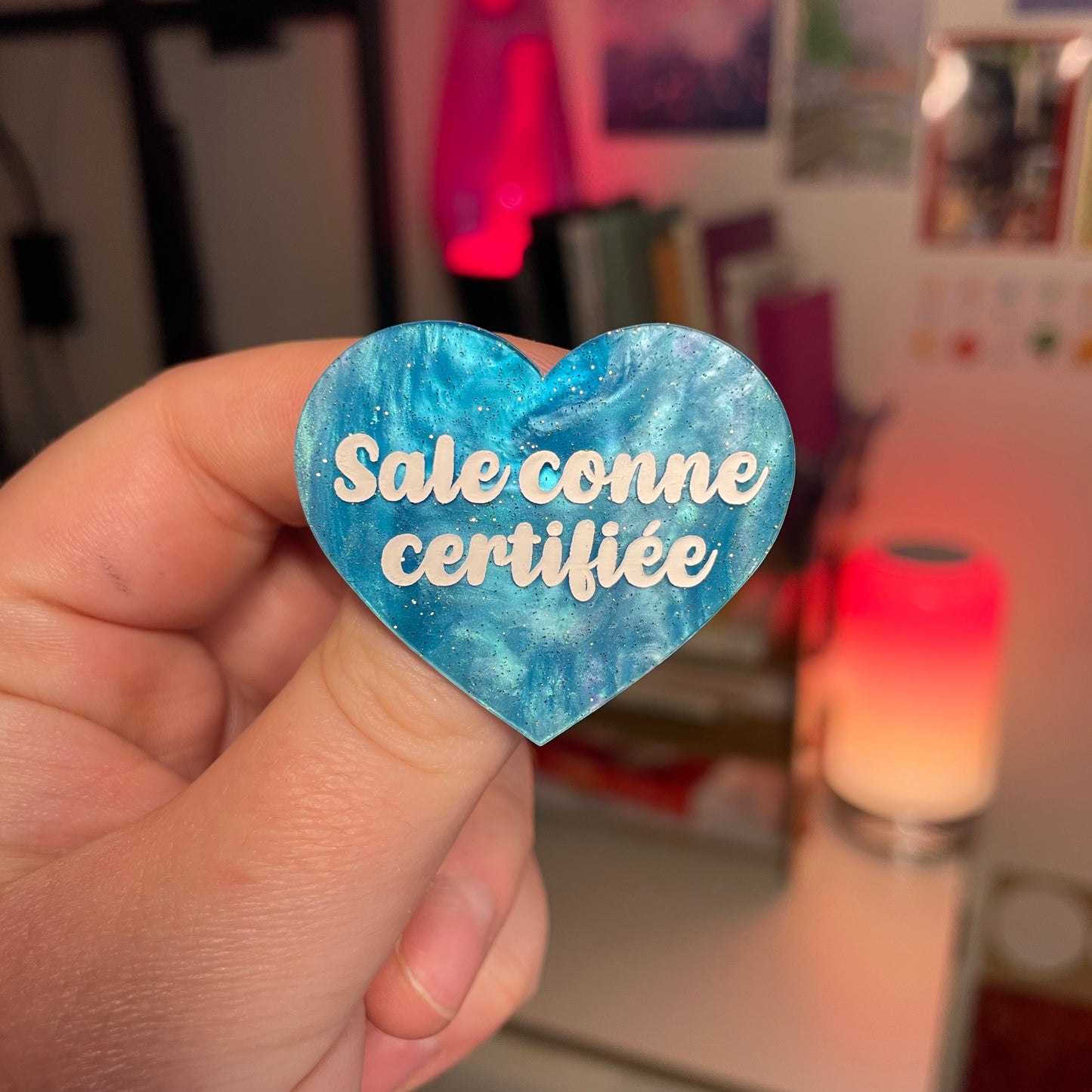 [Contrôle technique] Broche "Sale conne certifiée" en acrylique marbrée bleue à paillettes