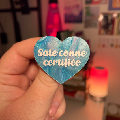 [Contrôle technique] Broche "Sale conne certifiée" en acrylique marbrée bleue à paillettes