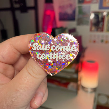 [Contrôle technique] Broche "Sale conne certifiée" en acrylique semi transparente avec des confettis corail