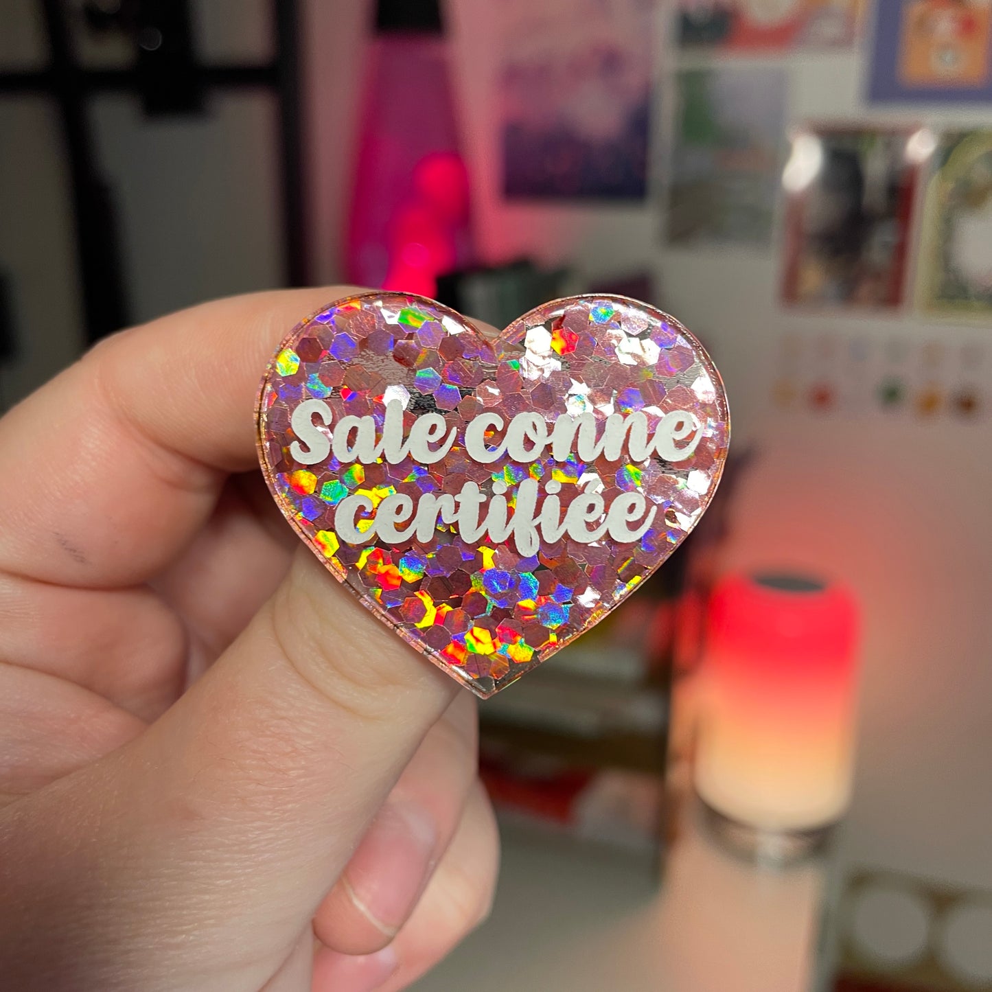[Contrôle technique] Broche "Sale conne certifiée" en acrylique semi transparente avec des confettis corail
