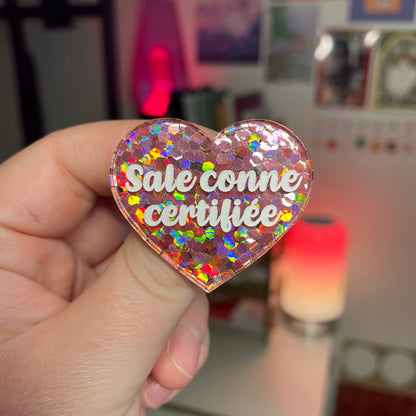 [Contrôle technique] Broche "Sale conne certifiée" en acrylique semi transparente avec des confettis corail
