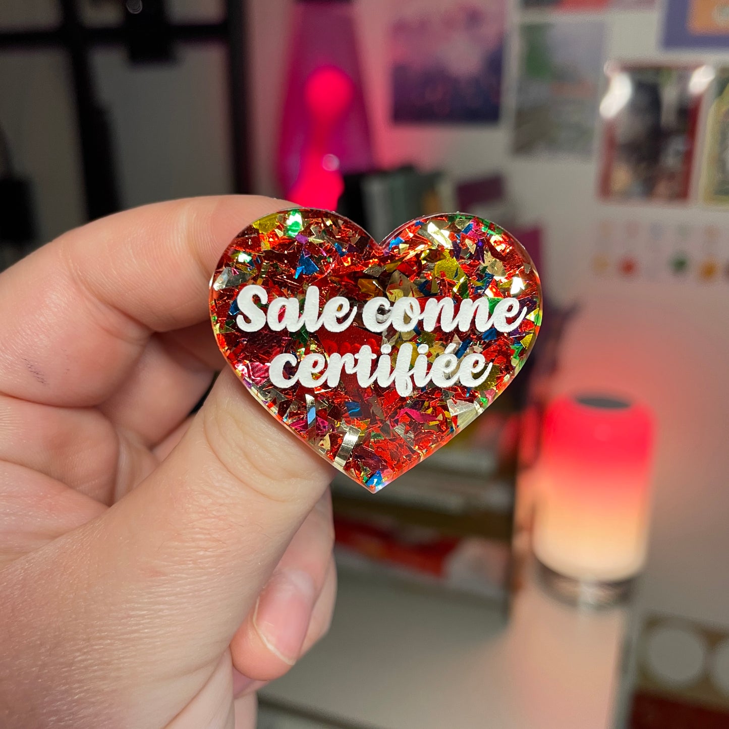 [Contrôle technique] Broche "Sale conne certifiée" en acrylique transparente avec des confettis rouges et multicolores