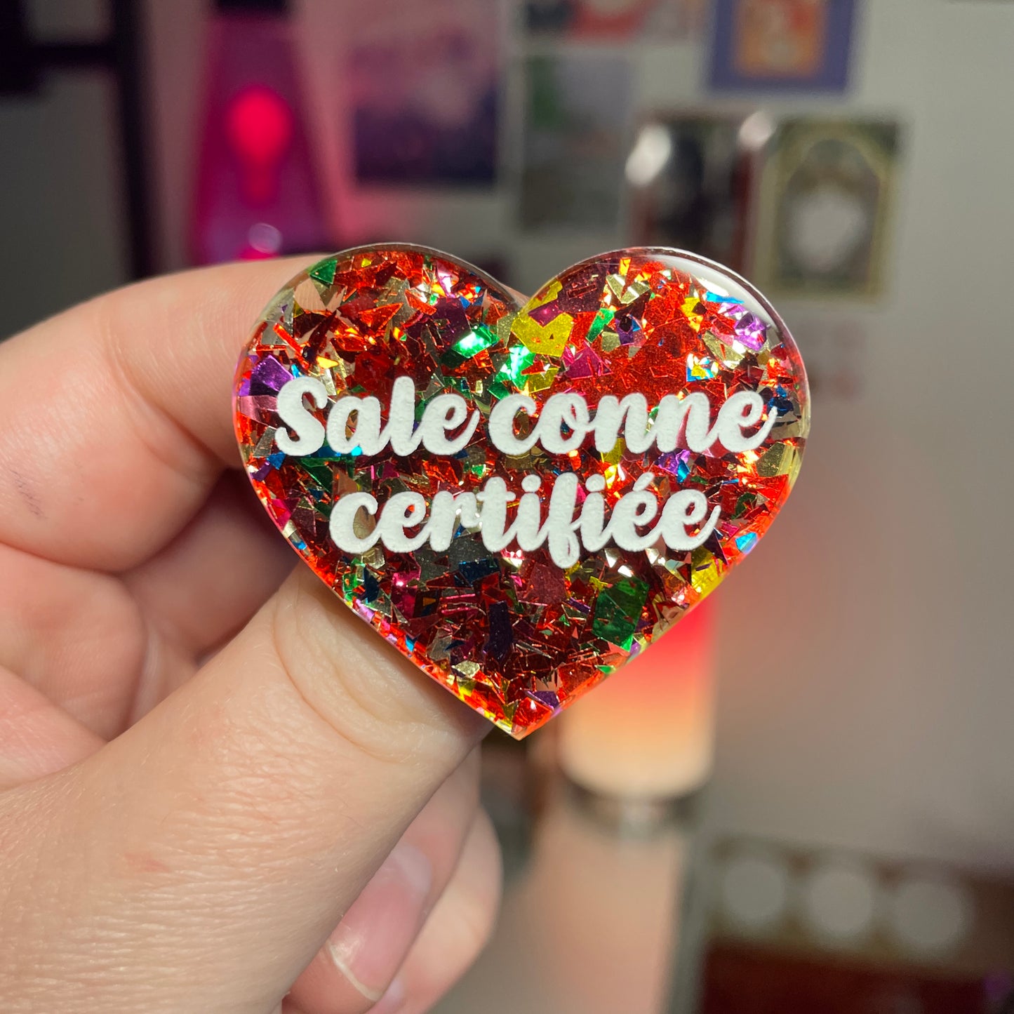 [Contrôle technique] Broche "Sale conne certifiée" en acrylique transparente avec des confettis rouges et multicolores