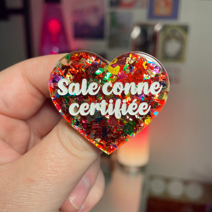 [Contrôle technique] Broche "Sale conne certifiée" en acrylique transparente avec des confettis rouges et multicolores