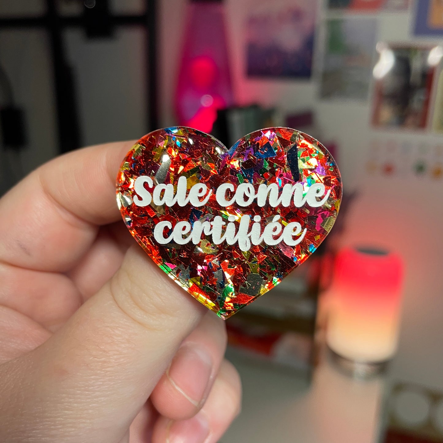 [Contrôle technique] Broche "Sale conne certifiée" en acrylique transparente avec des confettis rouges et multicolores
