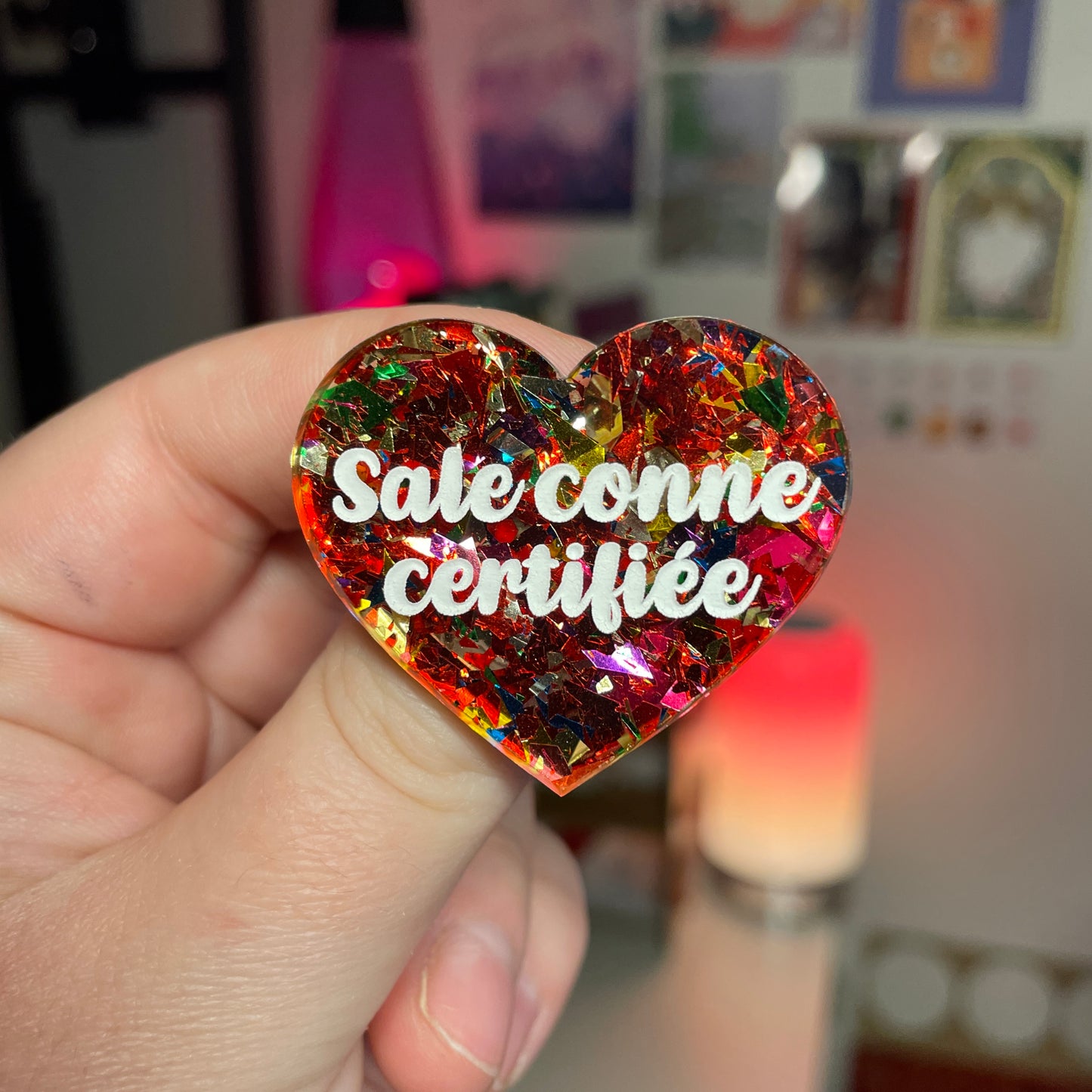 [Contrôle technique] Broche "Sale conne certifiée" en acrylique transparente avec des confettis rouges et multicolores