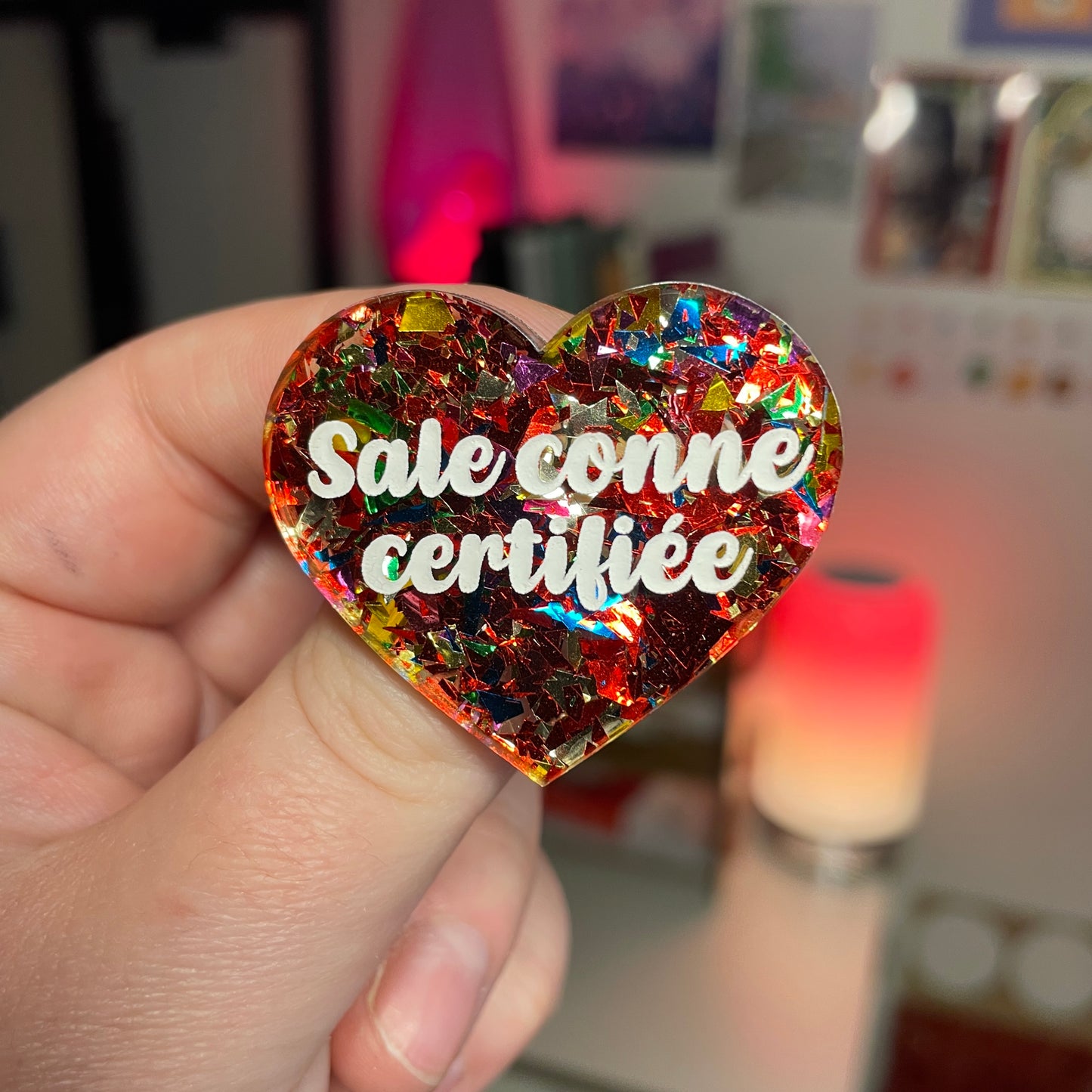 [Contrôle technique] Broche "Sale conne certifiée" en acrylique transparente avec des confettis rouges et multicolores