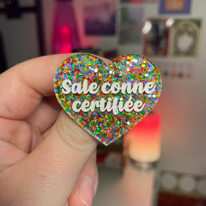[Contrôle technique] Broche "Sale conne certifiée" en acrylique semi transparente avec des pois multicolores