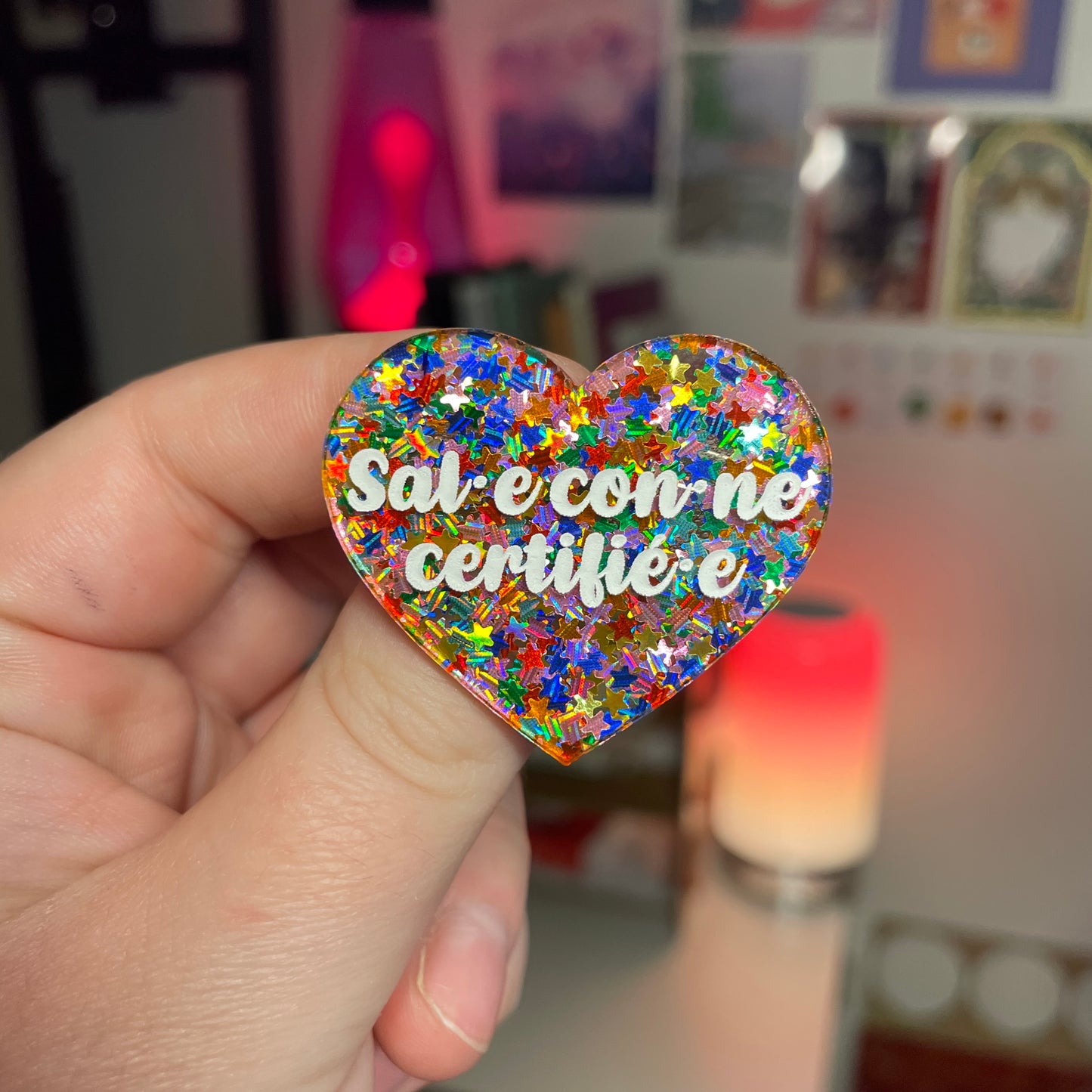 [Contrôle technique] [Inclusif] Broche "Sal.e con.ne certifié.e" en acrylique semi transparente avec des étoiles multicolores
