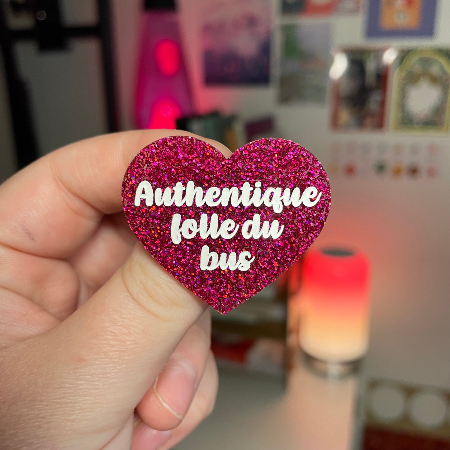 [Contrôle technique] Broche "Authentique folle du bus" en acrylique à paillettes roses