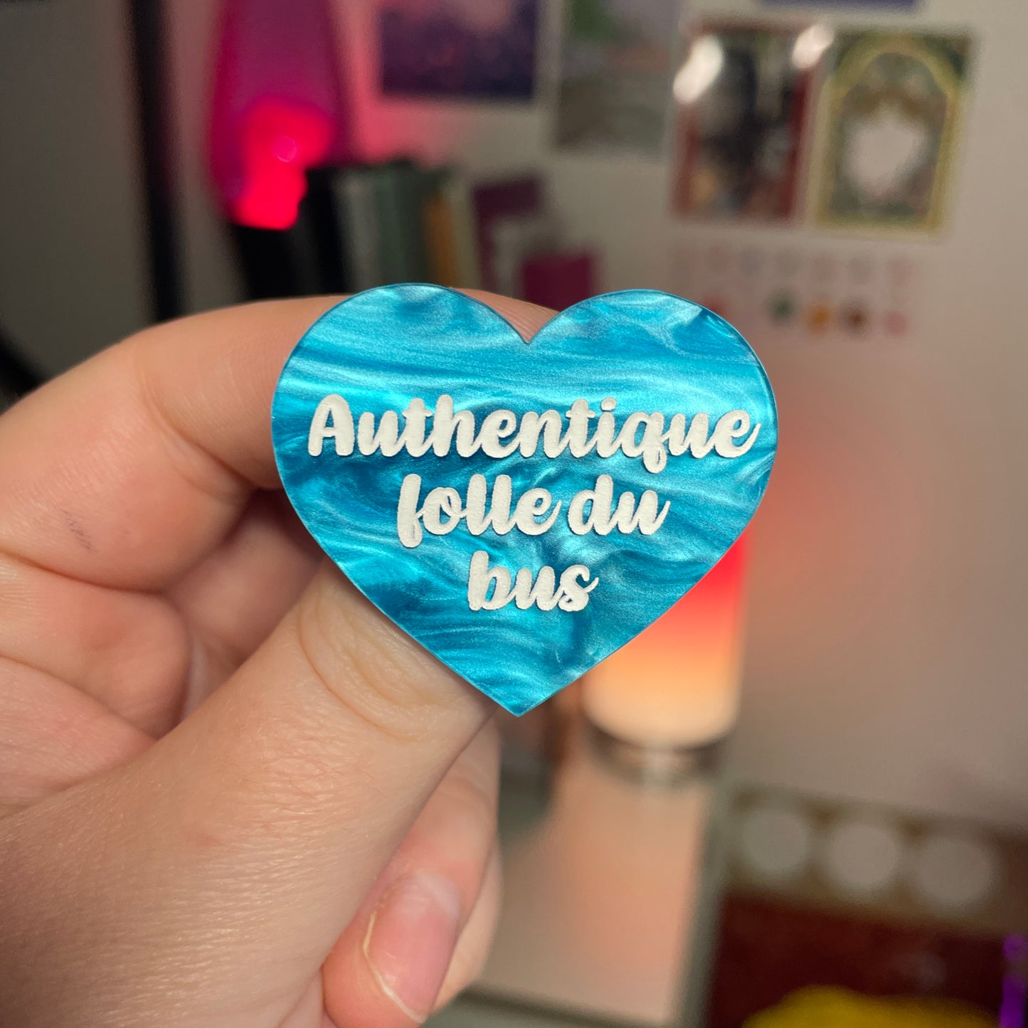 [Contrôle technique] Broche "Authentique folle du bus" en acrylique marbrée bleue