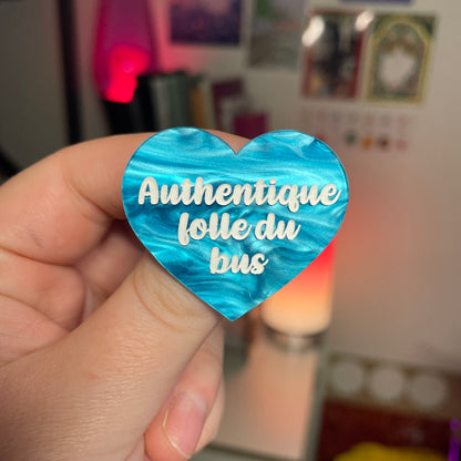 [Contrôle technique] Broche "Authentique folle du bus" en acrylique marbrée bleue