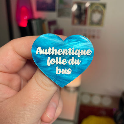 [Contrôle technique] Broche "Authentique folle du bus" en acrylique marbrée bleue