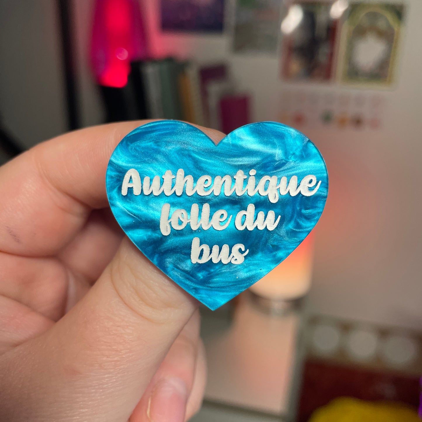 [Contrôle technique] Broche "Authentique folle du bus" en acrylique marbrée bleue