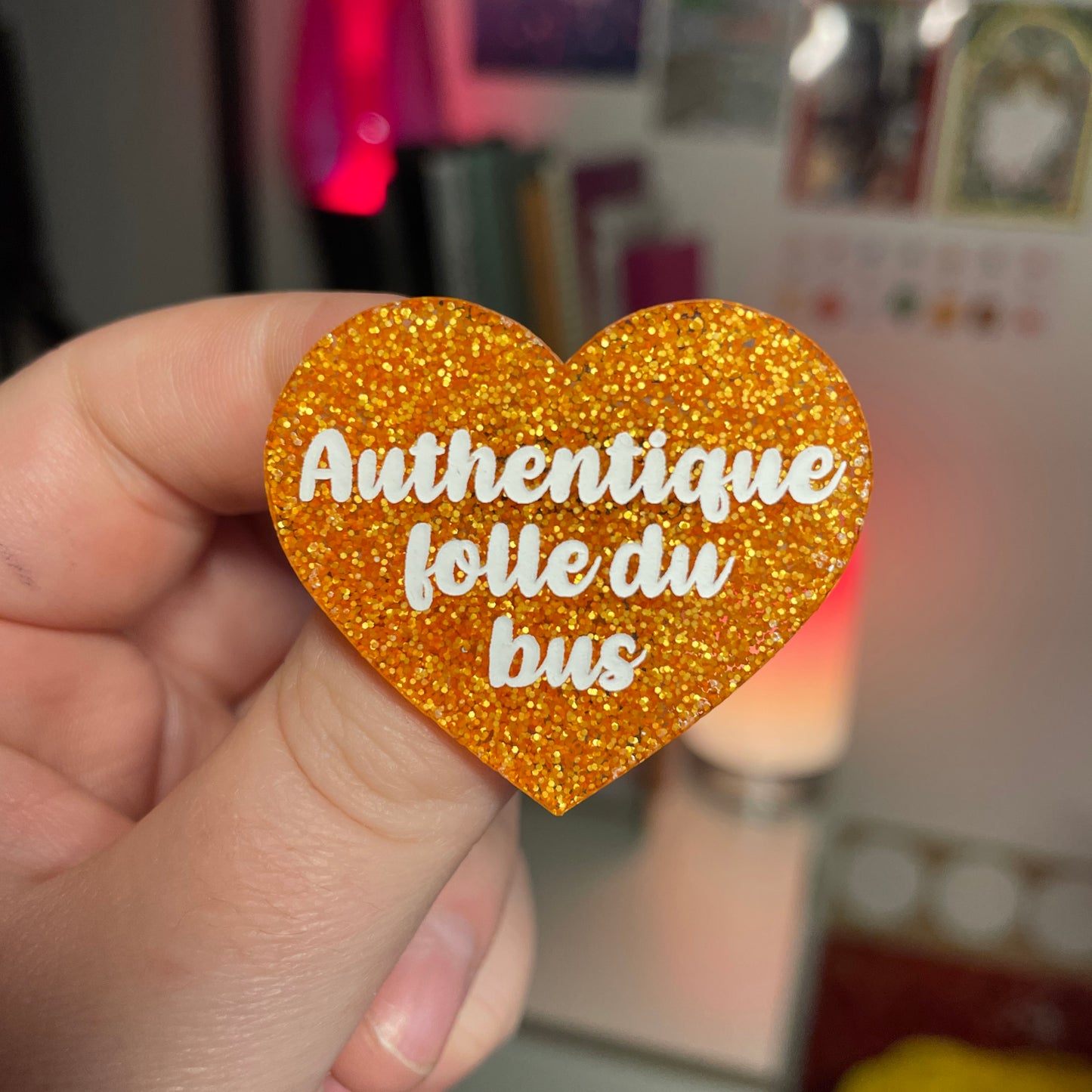 [Contrôle technique] Broche "Authentique folle du bus" en acrylique à paillettes oranges