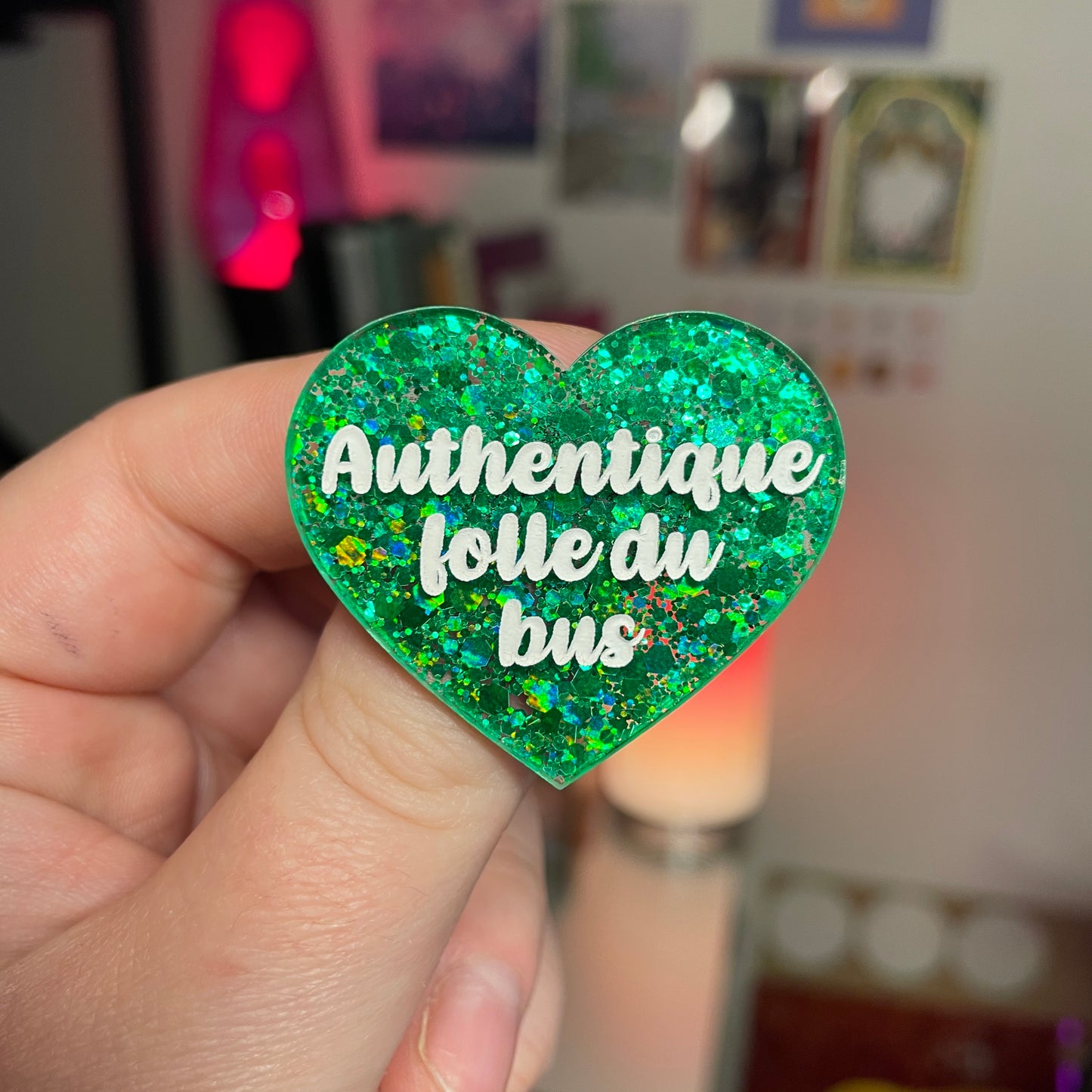 [Contrôle technique] Broche "Authentique folle du bus" en acrylique semi transparente à paillettes vertes
