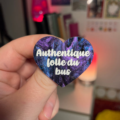 [Contrôle technique] Broche "Authentique folle du bus" en acrylique marbrée bleue, noire et violette à paillettes