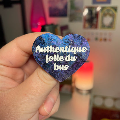 [Contrôle technique] Broche "Authentique folle du bus" en acrylique marbrée bleue, noire et violette à paillettes