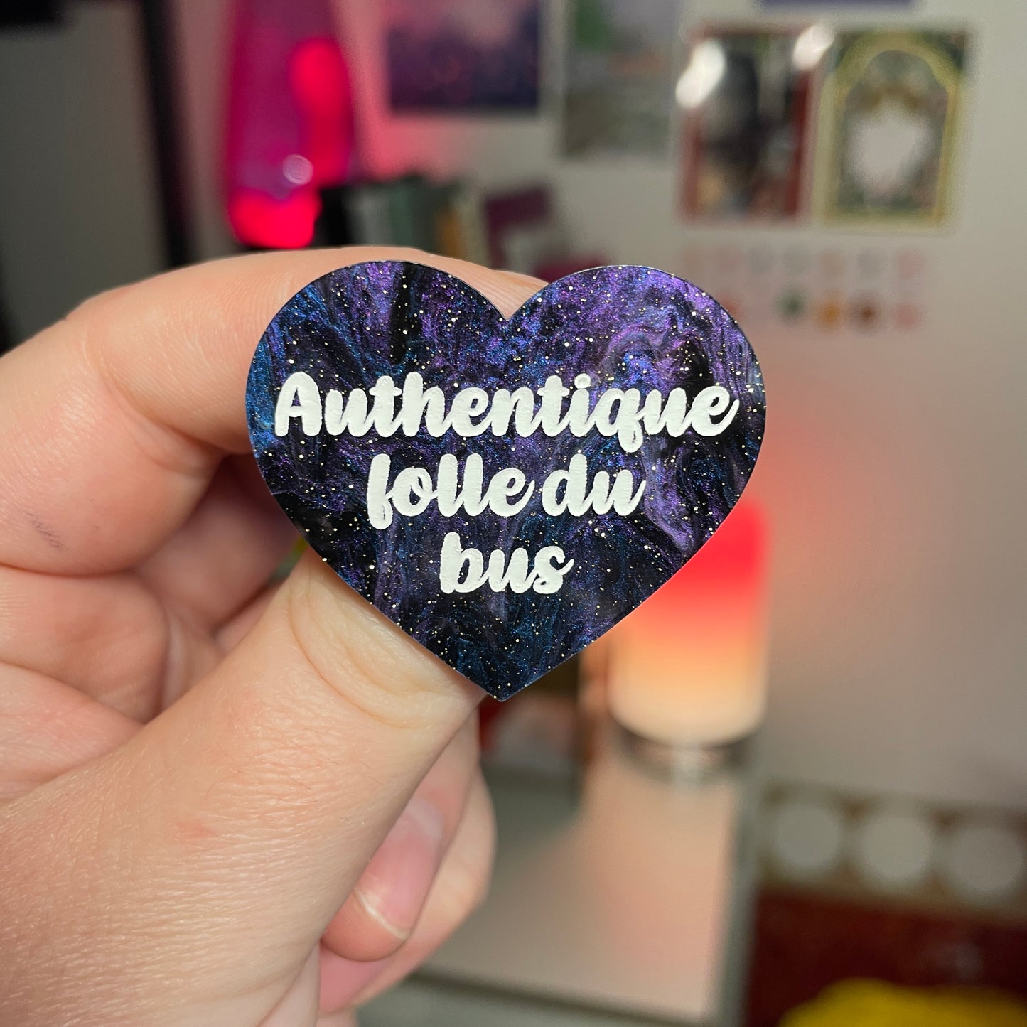 [Contrôle technique] Broche "Authentique folle du bus" en acrylique marbrée bleue, noire et violette à paillettes