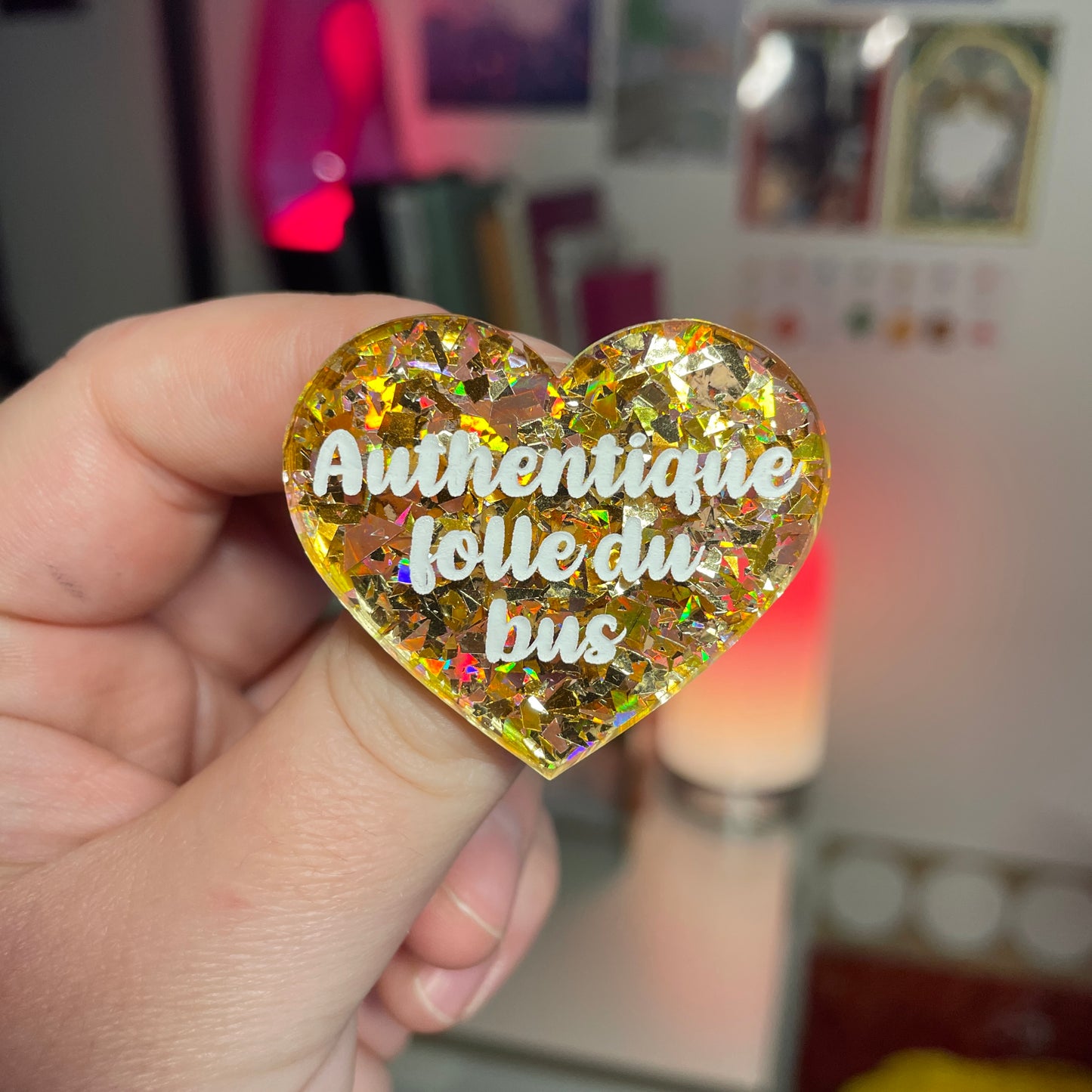 [Contrôle technique] Broche "Authentique folle du bus" en acrylique transparente avec des confettis jaunes