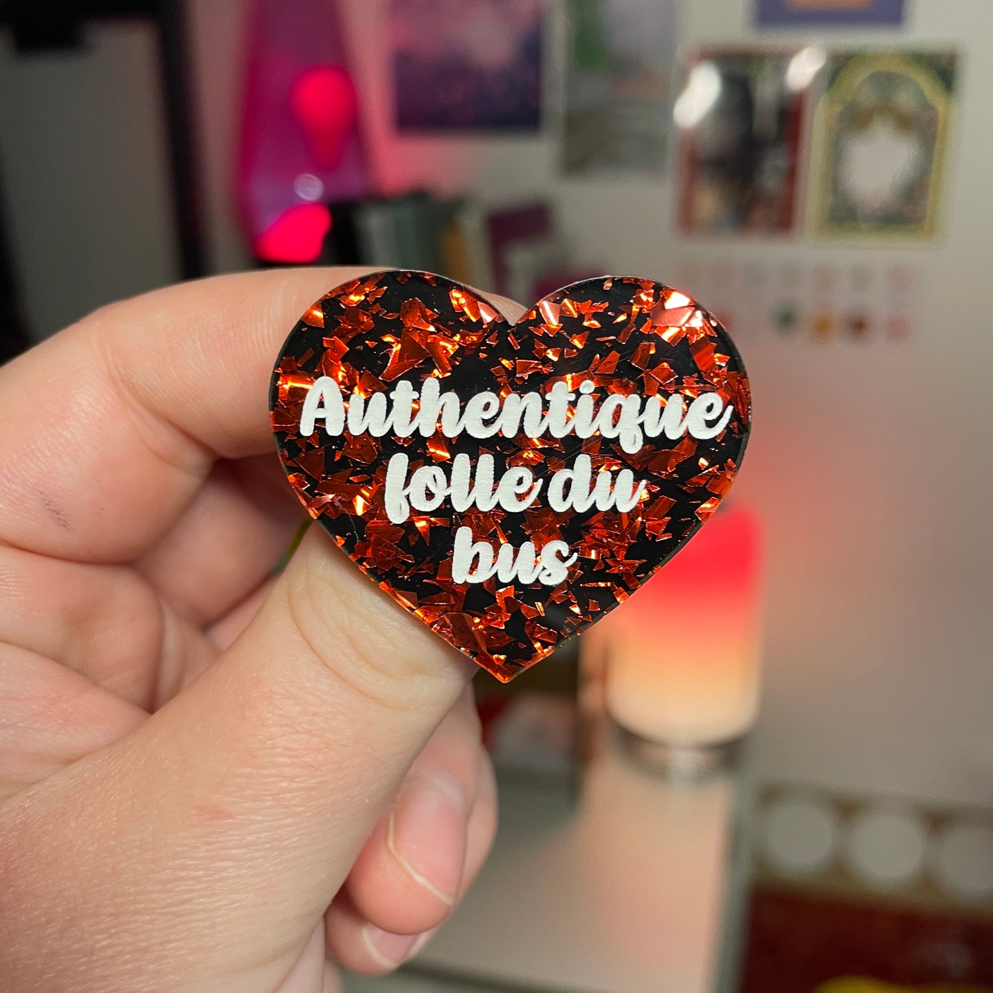 [Contrôle technique] Broche "Authentique folle du bus" en acrylique noire avec des éclats de confettis rouges