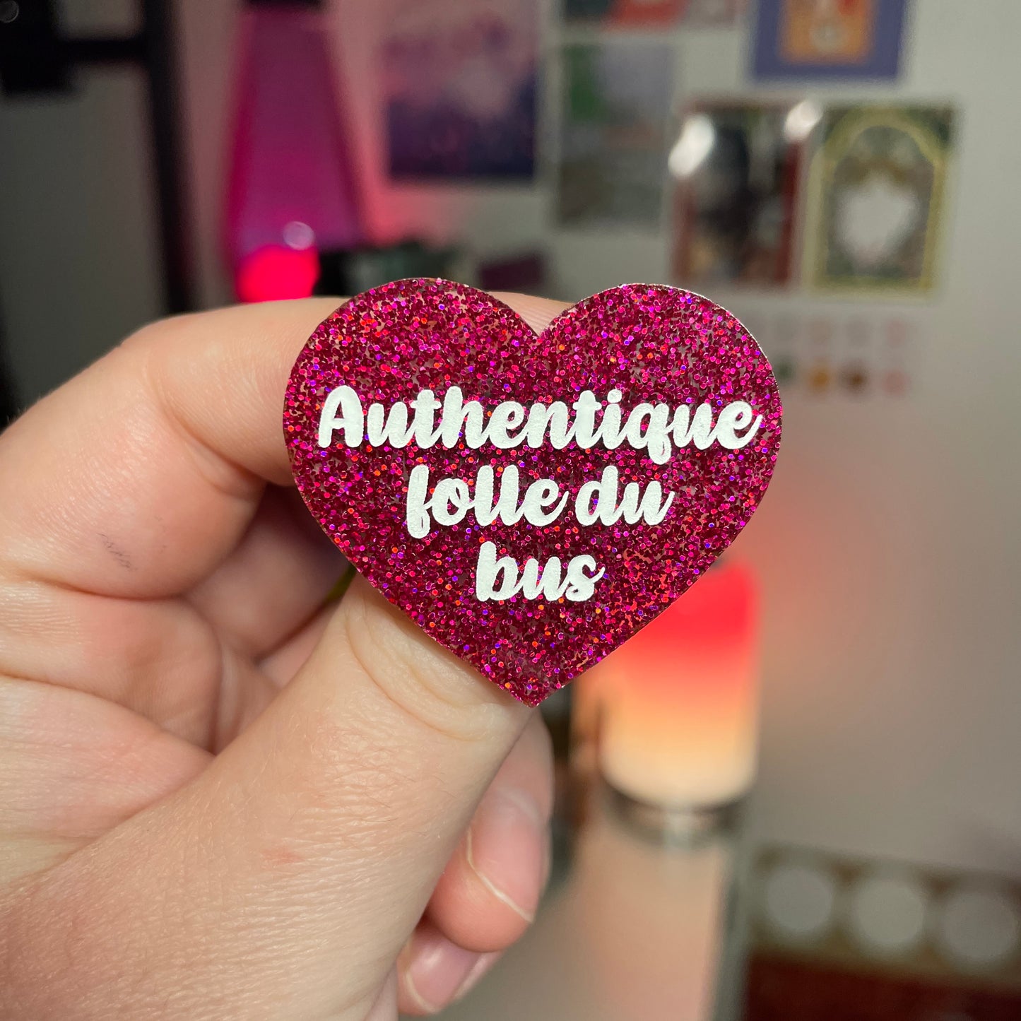 [Contrôle technique] Broche "Authentique folle du bus" en acrylique à paillettes roses