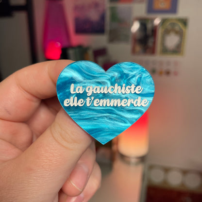 [Contrôle technique] Broche "La gauchiste elle t'emmerde" en acrylique marbrée bleu