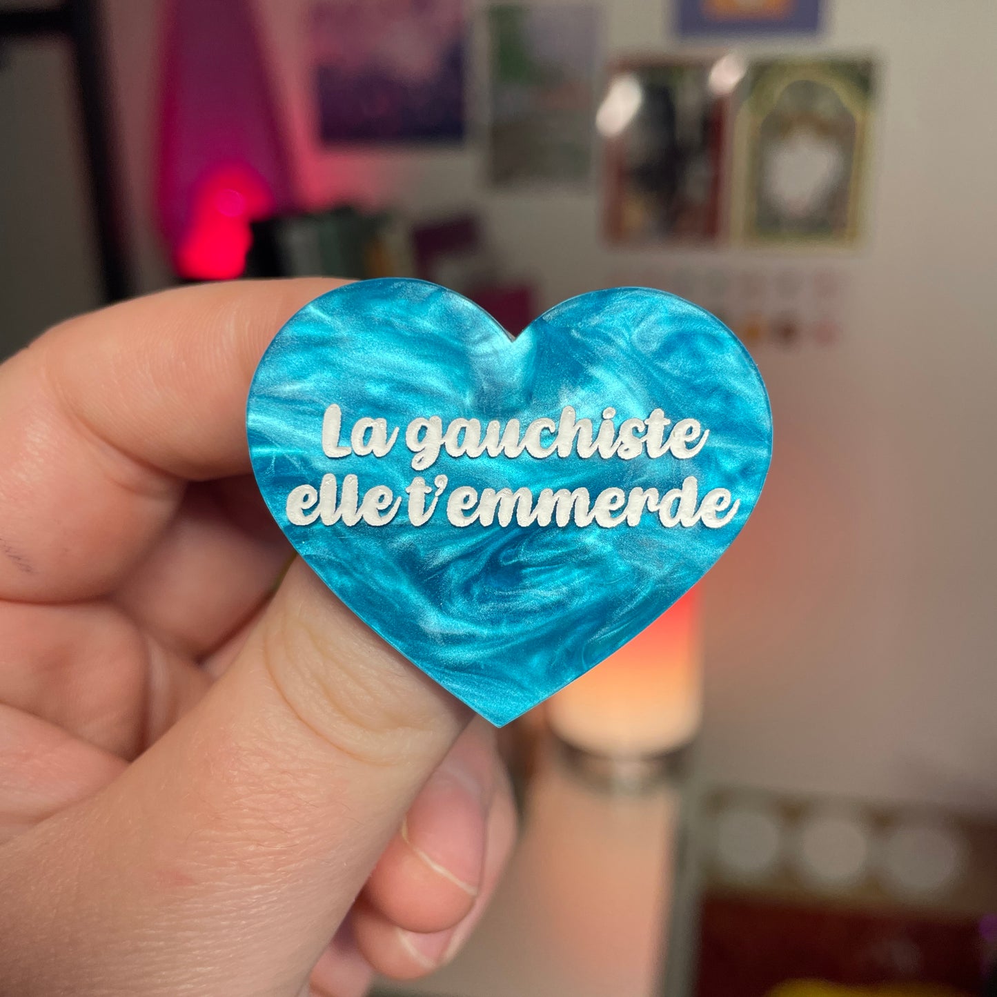 [Contrôle technique] Broche "La gauchiste elle t'emmerde" en acrylique marbrée bleu