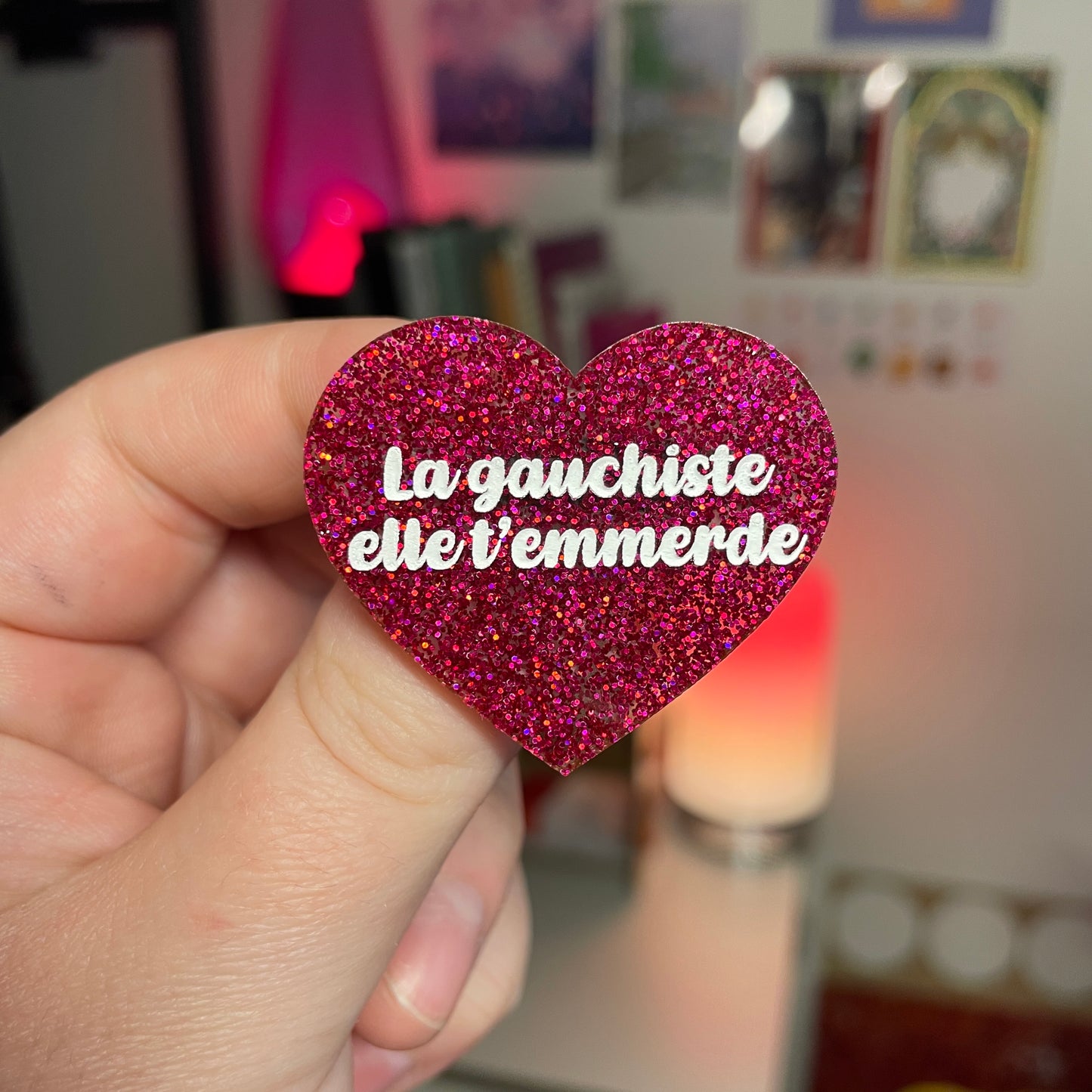 [Contrôle technique] Broche "La gauchiste elle t'emmerde" en acrylique à paillettes roses