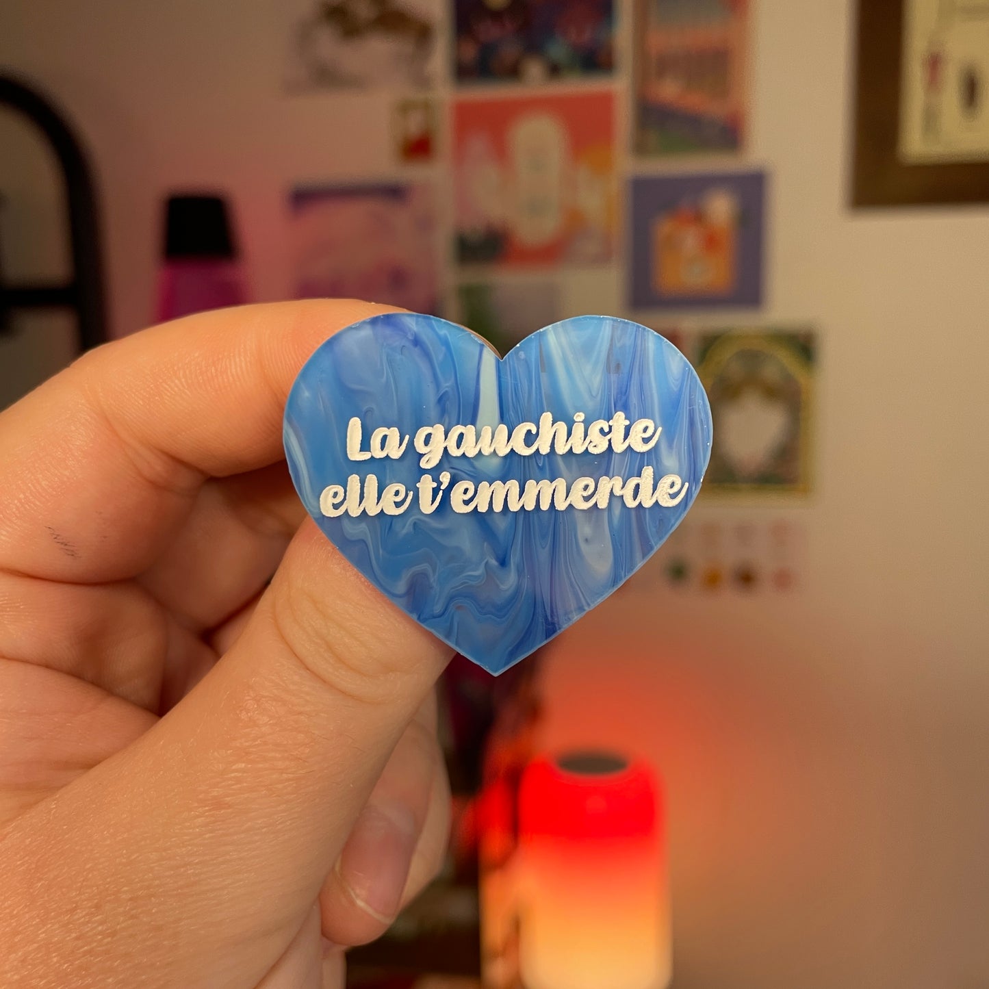 [Contrôle technique] Broche "La gauchiste elle t'emmerde" en acrylique japonaise semi transparente marbrée bleue