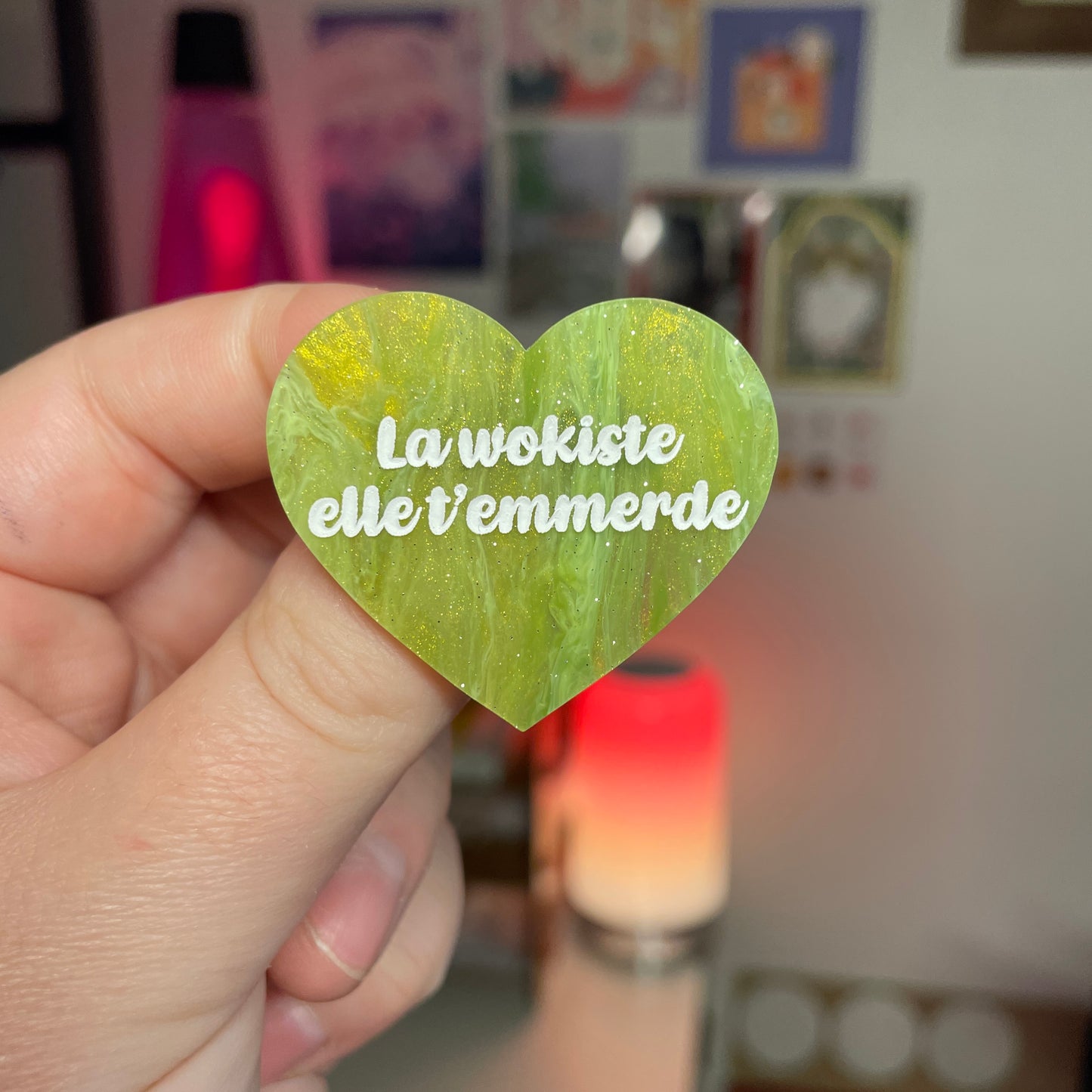 [Contrôle technique] Broche "La wokiste elle t'emmerde" en acrylique marbrée verte et dorée à paillettes