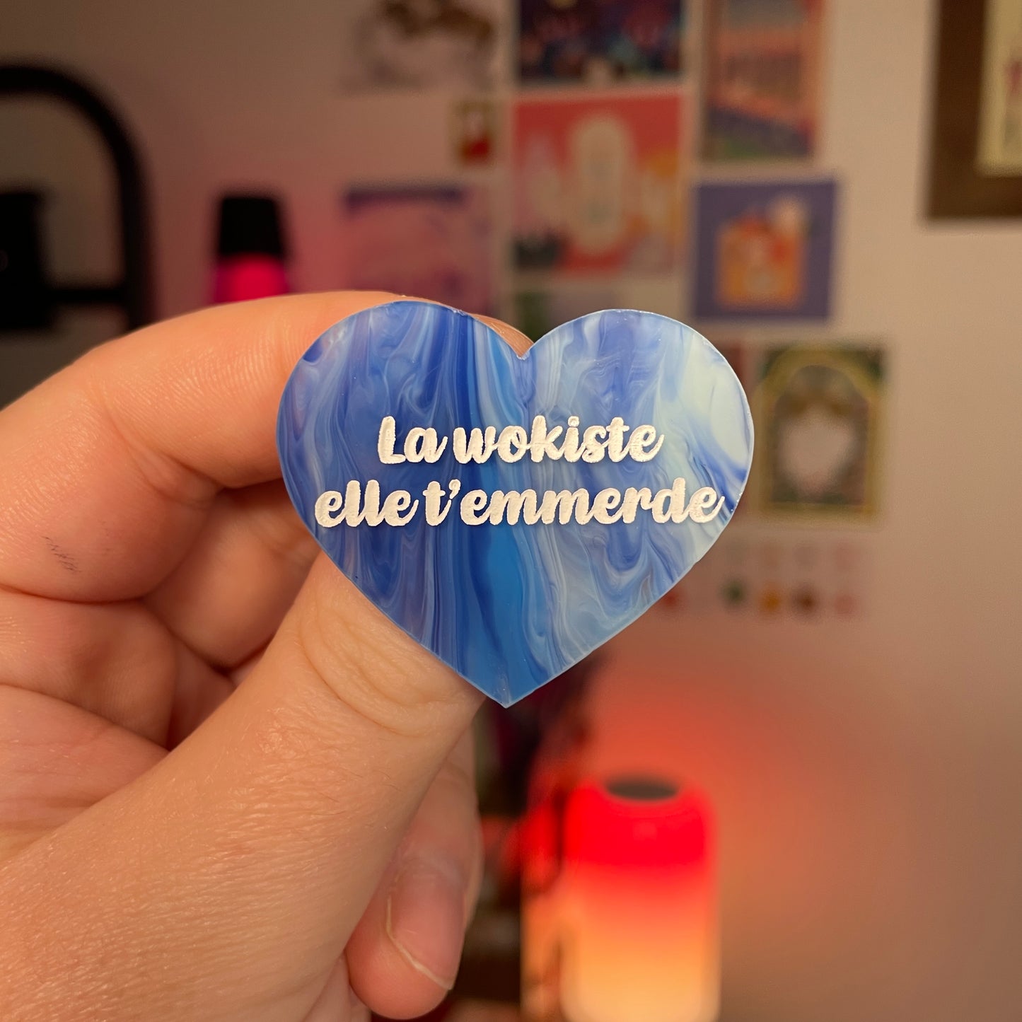 [Contrôle technique] Broche "La wokiste elle t'emmerde" en acrylique japonaise semi transparente marbrée bleue