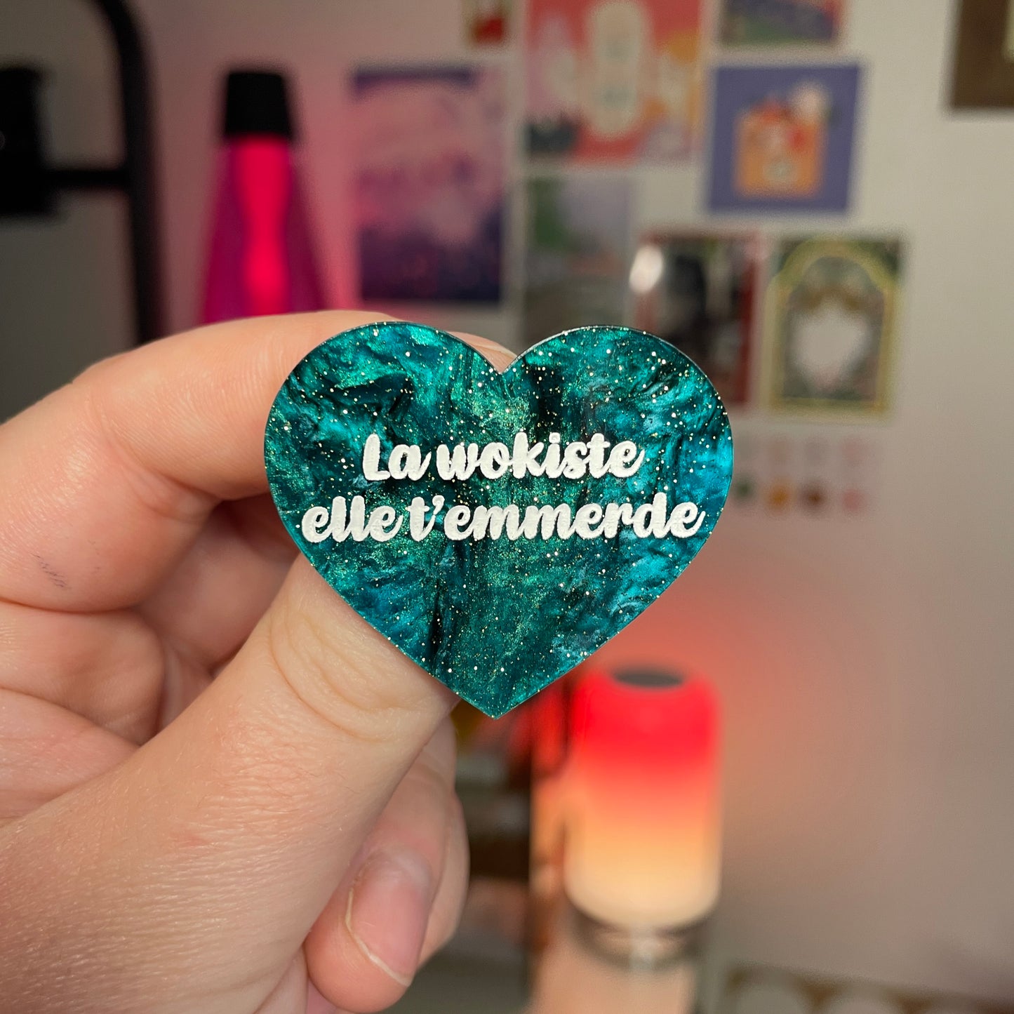 [Contrôle technique] Broche "La wokiste elle t'emmerde" en acrylique marbrée verte et noire à paillettes