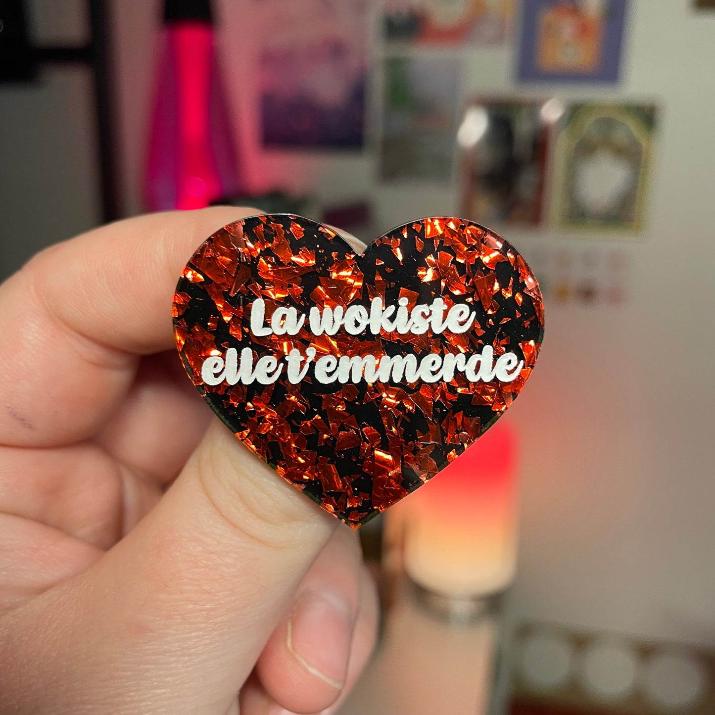 [Contrôle technique] Broche "La wokiste elle t'emmerde" en acrylique noire avec des éclats de confettis rouges