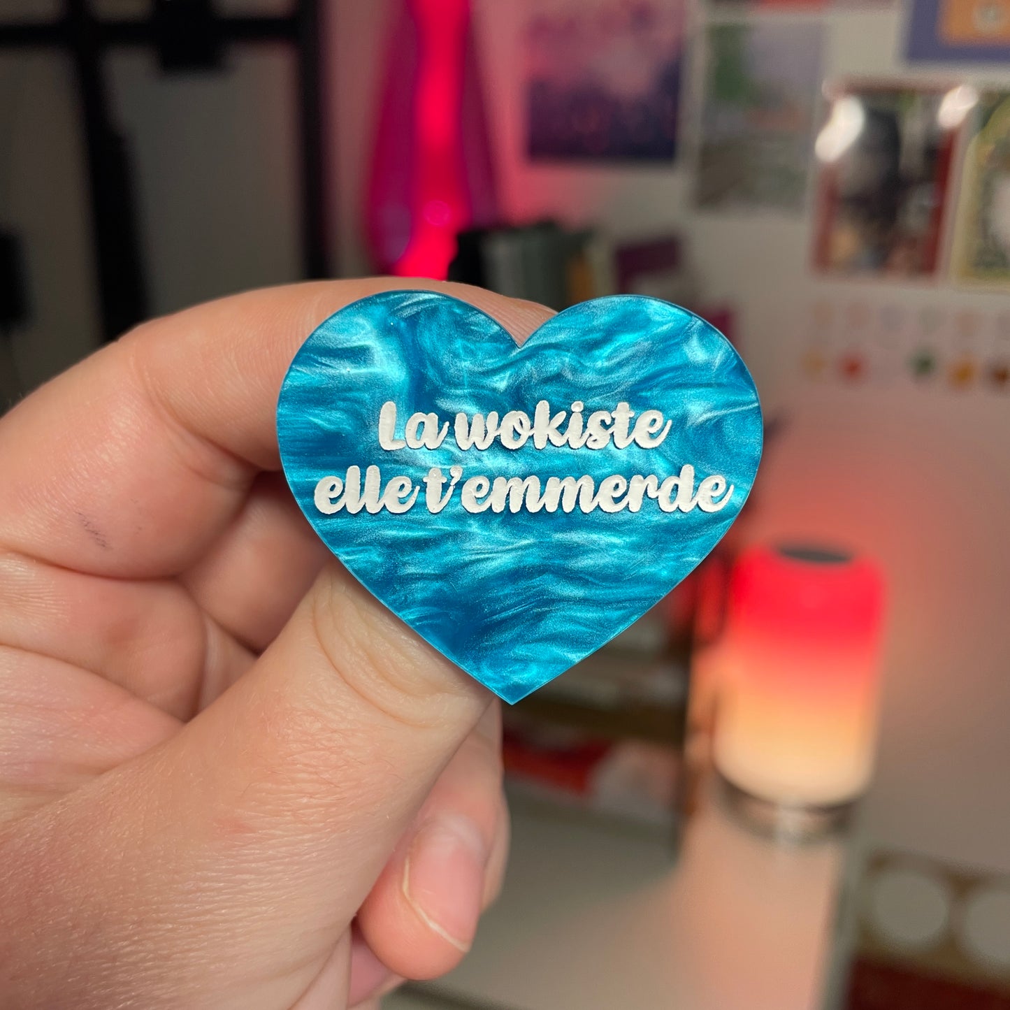 [Contrôle technique] Broche "La wokiste elle t'emmerde" en acrylique marbrée bleue