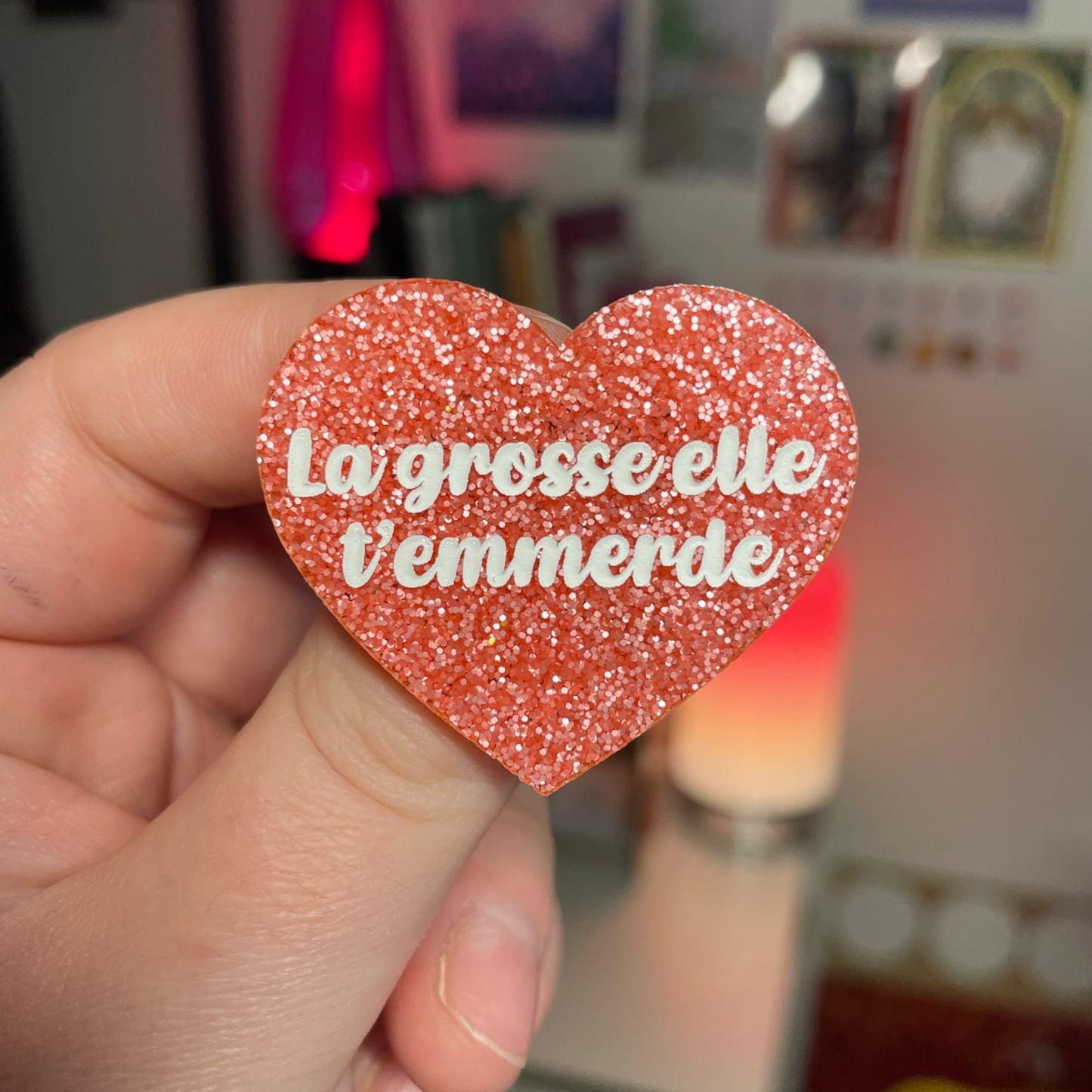 [Contrôle technique] Broche "La grosse elle t'emmerde" en acrylique à paillettes roses